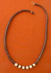 Halskette aus Tucumã mit Mosaik aus Pfl.elfenbein